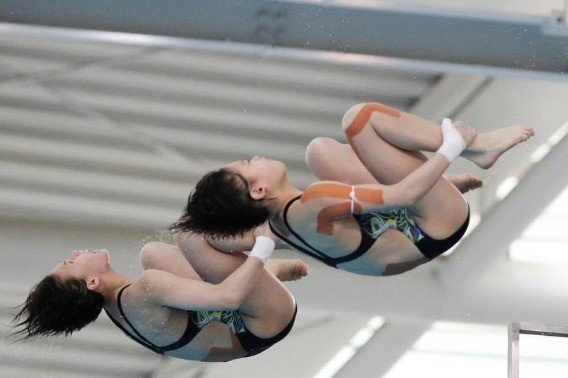 奥运冠军张家齐晒龚俊签名照，喊话偶像一起加油，他们的身上有何共同特质？