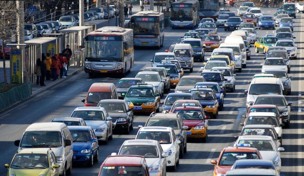 高速堵车小伙握力棒健身，堵车现场是何情况？