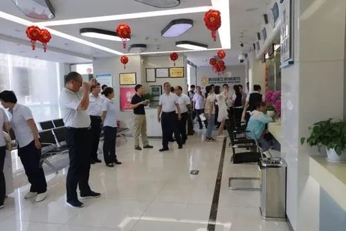 河南一暴雷村镇银行股东被冻结百万股权，储户急“下车”！储户该躲得过吗？