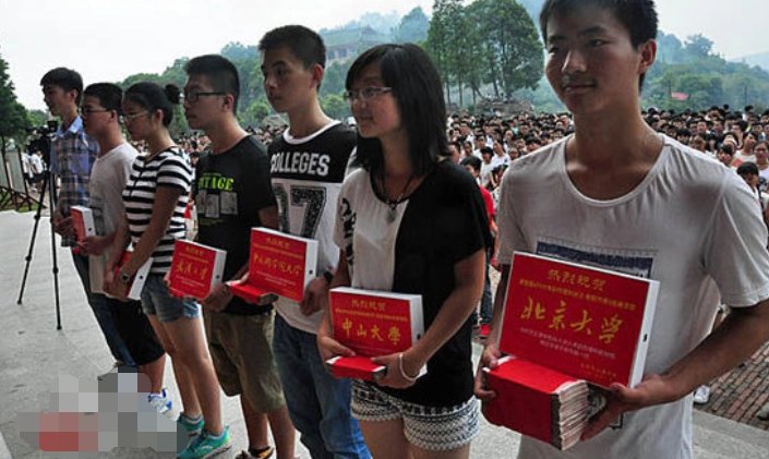 河南一高校59名男生为全班唯一女生送盲盒，你遇到过类似的感人经历吗？