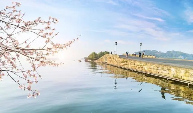 西湖白堤的得名与哪位诗人有关？具体的由来是怎样的？