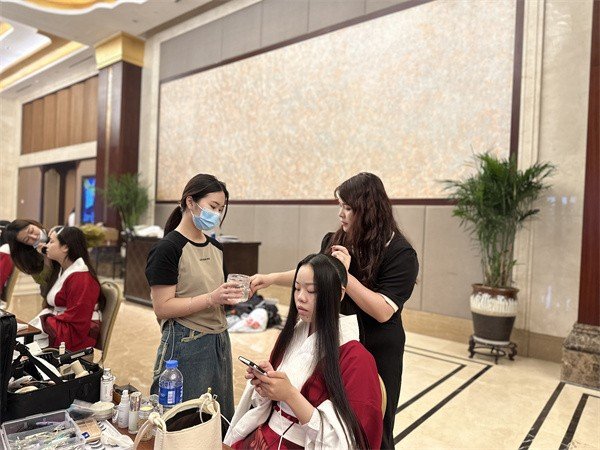 武汉学彩妆要多少学费？有包住的学校吗？