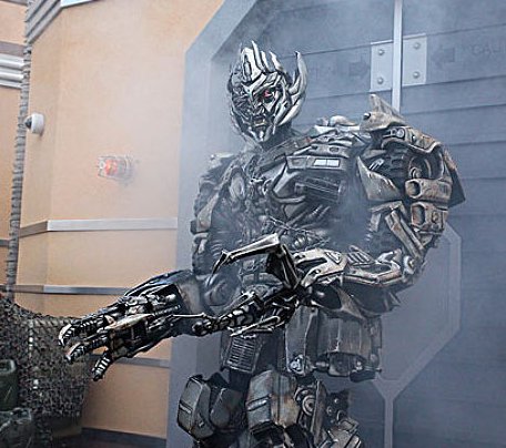 揭秘威震天真身,是一名踩高跷的段子手,里面的扮演者有多辛苦?