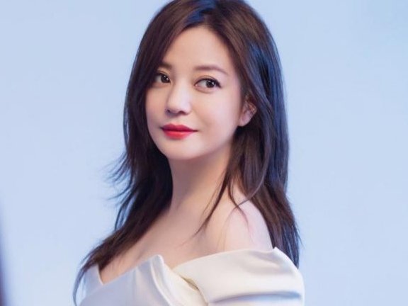 赵薇也是气场超强人物，为何直播卖酒时会被李湘气场碾压？