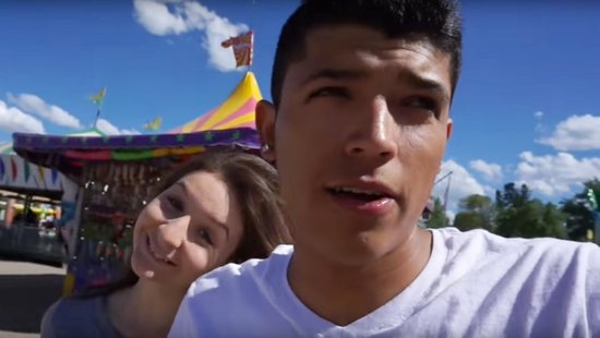 年轻情侣为当网红表演＂书挡子弹＂结果是什么？