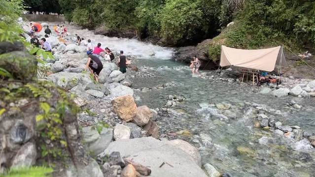 山洪来袭！男子激流中紧抱女孩，两人死里逃生，这二人为何能逃过一劫？