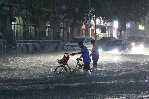 杭州遭遇暴雨，在马路上开车如行船，这场暴雨的降雨强度到底有多大？