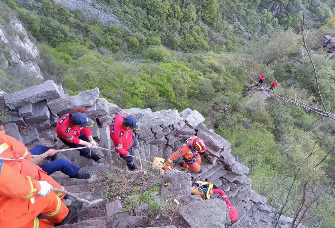 女子假期在河南登山失足坠崖身亡，事发时的具体细节是怎样的？