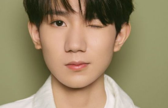 头号铁粉实锤！王源爷爷连续签到838天，你怎么看待王源爷爷的行为？