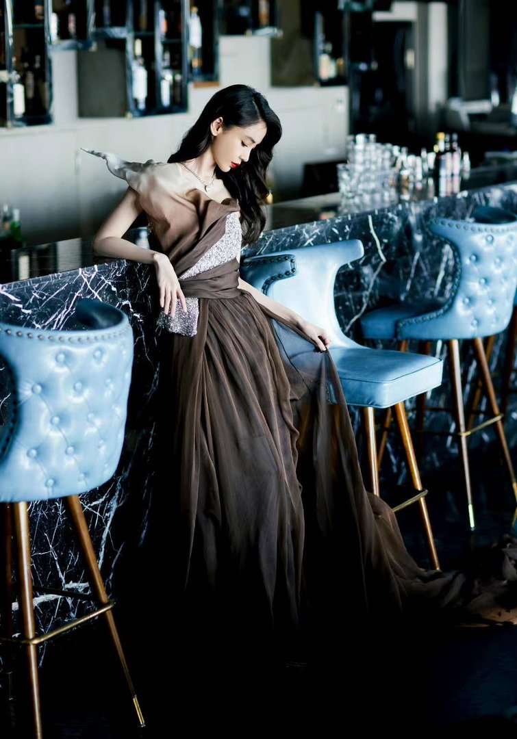 杨颖工作室晒《心动的信号5》写真，公主发型配黑色蝴蝶结，她的气质如何？