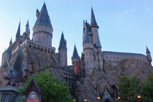 北京环球影城周边出租魔法袍7天流水2万，环球影城还带火了哪些生意？