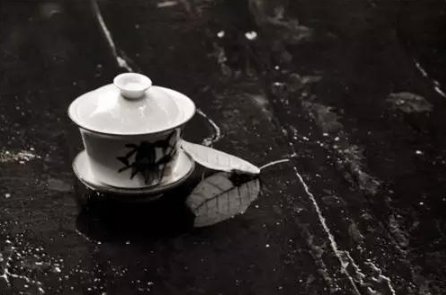 “人走茶凉”什么意思呢？