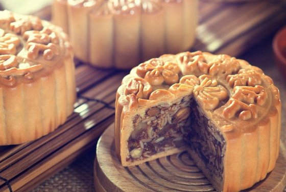 河南郑州两位外国人在吃早饭时用胡辣汤酸辣粉泡月饼,你能接受这种吃法吗?