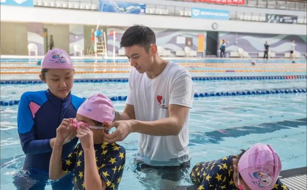 游泳教练水中粗暴拖拽5岁孩子，孩子都呛水了还不放手！教练为何这么做？