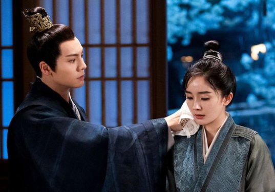 杨幂晒出陈伟霆在《斛珠夫人》片场的睡颜照，杨幂对其做出了怎样的夸赞？