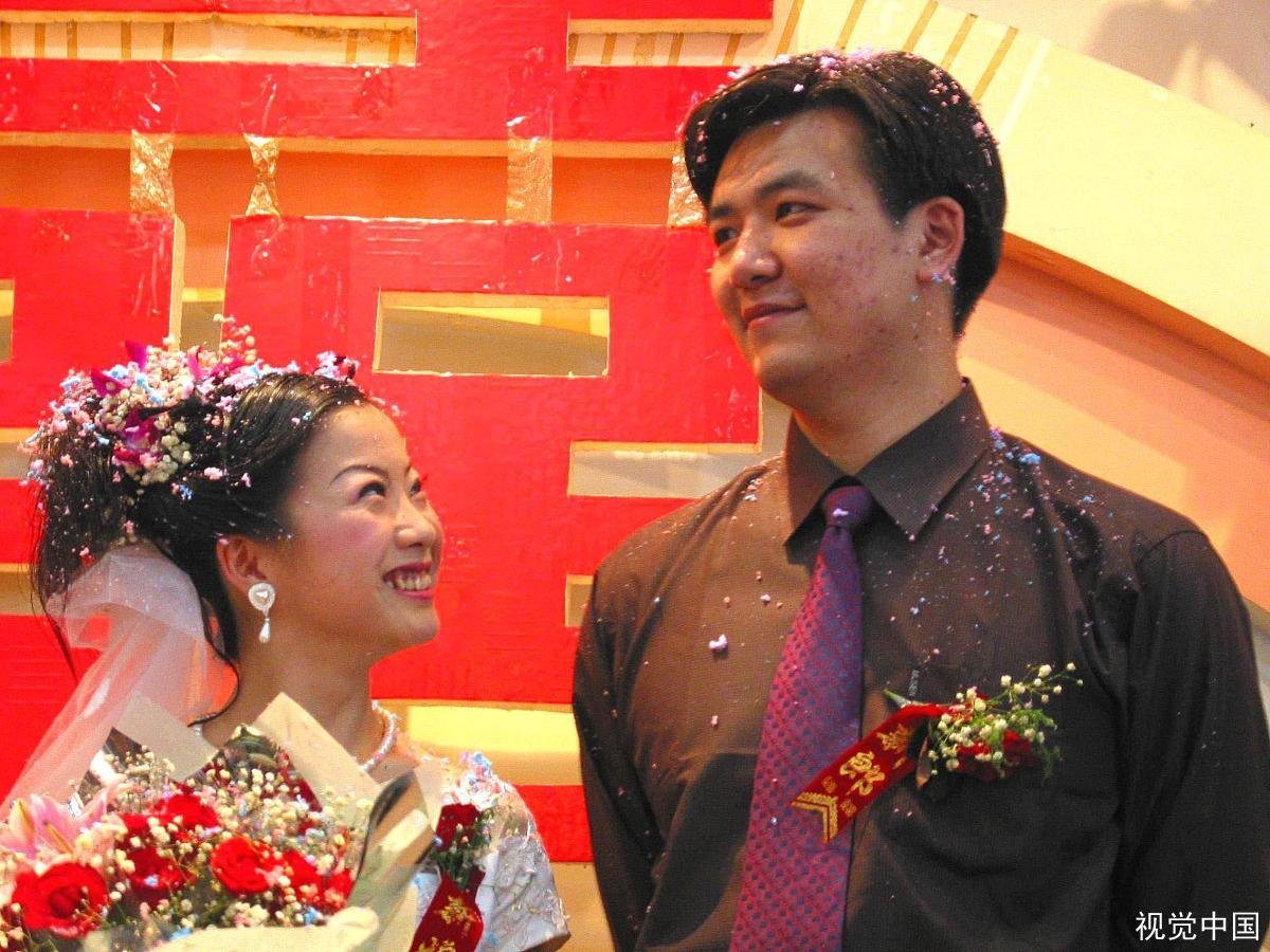 湖北天门一新娘结婚金镯子挂满身，每个地方新人结婚会有怎样的不同的习俗？