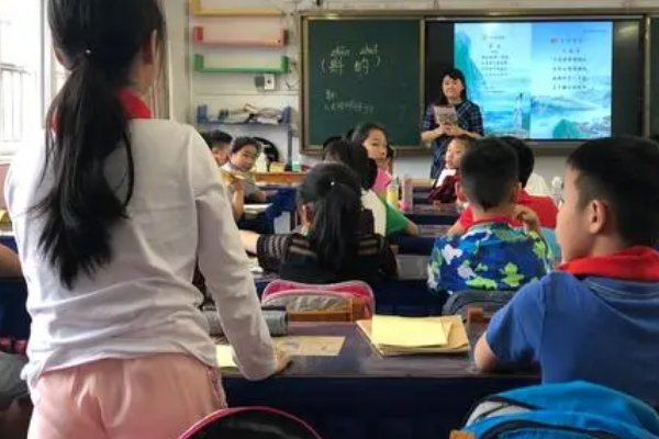 老师班会给学生放父母工作照片吗