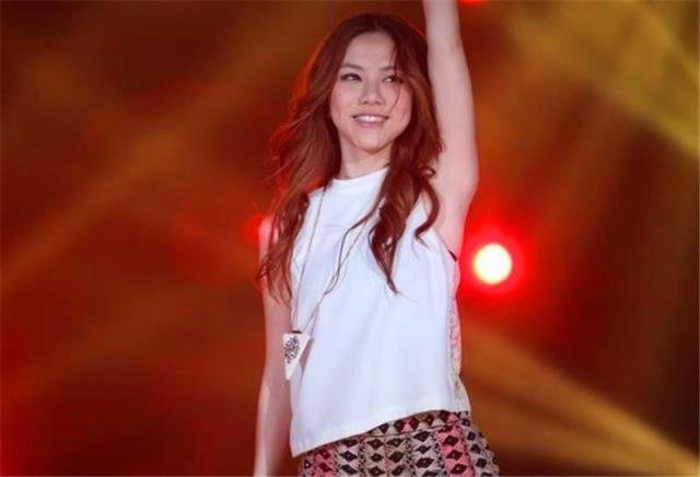 邓紫棋遭前经纪公司索赔1.2亿，曝出《我是歌手》心酸内幕，你怎么看？