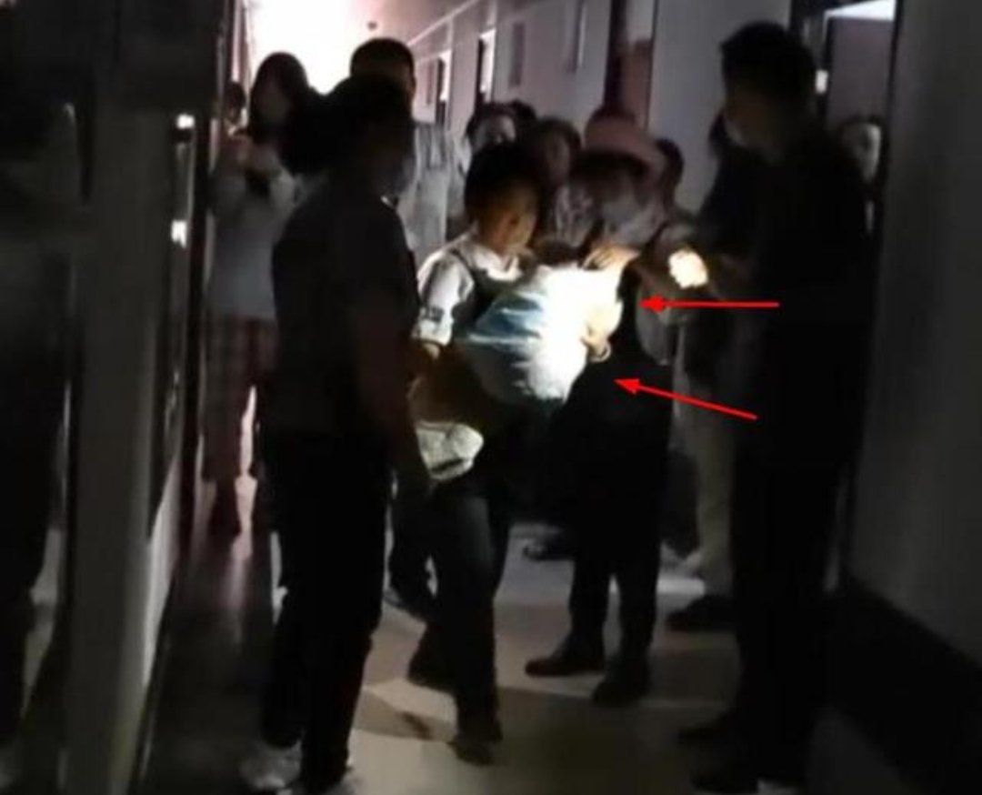 山东一女生宿舍产子装塑料袋，涉事高校对此有何回应？