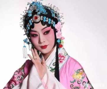 被很多人称为“京剧第一美人”的李胜素，到底是一个什么样的人？