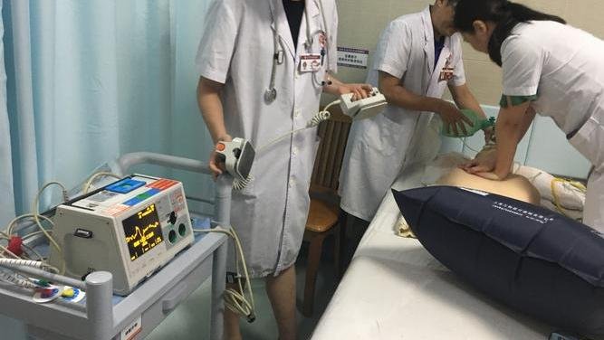 宁波护士在抢救过程玩手机，官方称其联系医务人员支援抢救，具体情况如何？