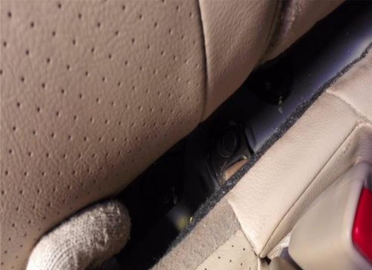 凯越后排坐垫怎么拆