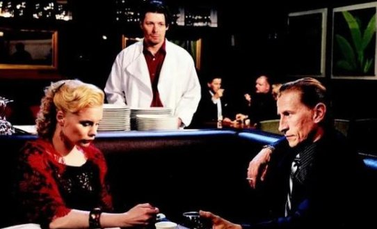 五次见面没有亲密之举,却换来牢狱之灾,爱情片《薄暮之光》有多耐人寻味?