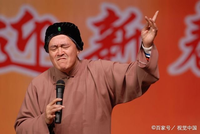 赵本山带陈宝国看房,63岁走路蹒跚太显老!他们俩关系究竟如何?