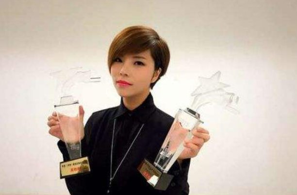 有一首歌歌词里面有“只是想再爱你多一点点”，是什么歌？全文歌词是啥？