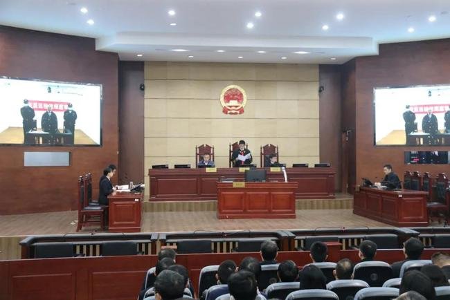 眼看着妻子跳河不救,独自回家还约人夜宵,其丈夫被怎么判的?