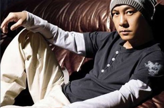 《其实我很烦恼只是你看不到》那首歌里有这句歌词