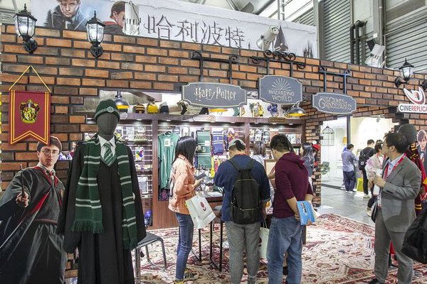 北京环球影城周边出租魔法袍7天流水2万，环球影城还带火了哪些生意？