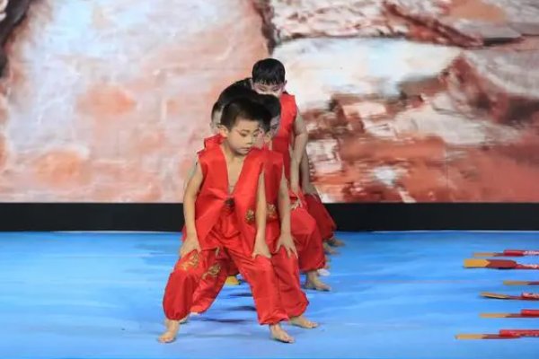 幼儿舞蹈众人划桨开大船串词