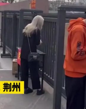 外国小姐姐门口问快递小哥，对话让网友乐翻，这两人都说了什么？