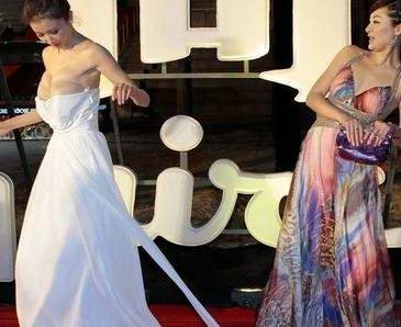 孙菲菲裙子被踩掉事件的概述