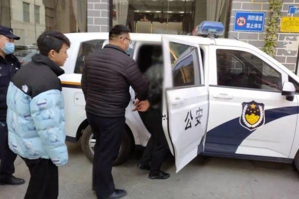 云南楚雄一女子称饭店被4男子暴力催收卫生费,警方对此事是如何回应的?