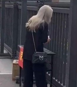 外国小姐姐门口问快递小哥，对话让网友乐翻，这两人都说了什么？