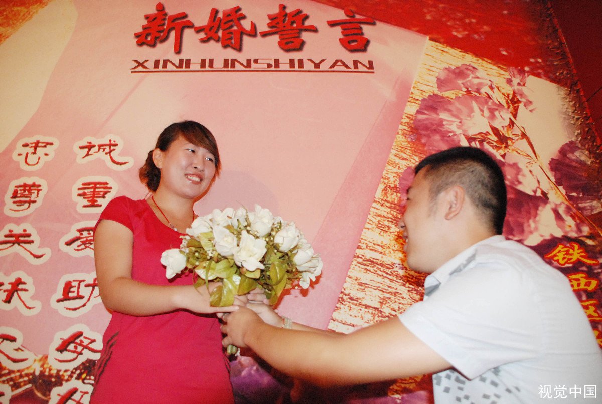 湖北天门一新娘结婚金镯子挂满身，每个地方新人结婚会有怎样的不同的习俗？