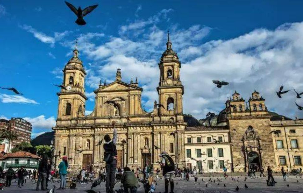 圣地亚哥在下雨,马孔多别为我哭泣什么意思