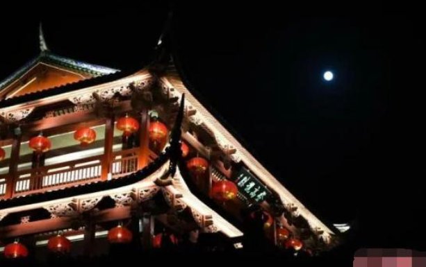 罕见蓝月亮现身夜空？