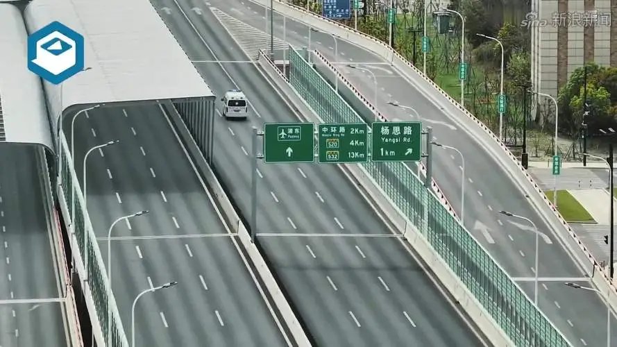 航拍上海浦东封控首日：车辆稀少，与以前的繁盛形成了怎样的对比？