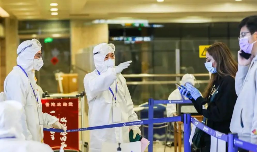 一上海游客进入杭州突然被赋黄码，需要联系社区转绿码，具体原因是什么？