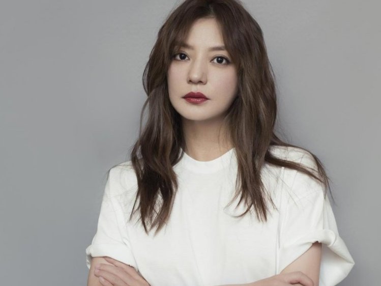 赵薇也是气场超强人物，为何直播卖酒时会被李湘气场碾压？