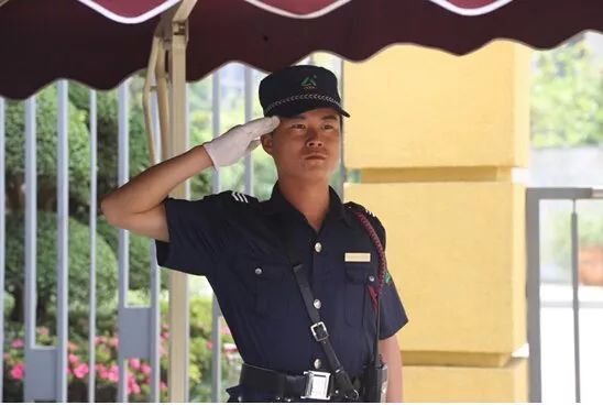 保安妖娆舞姿指挥交通，网友对此有何评价？