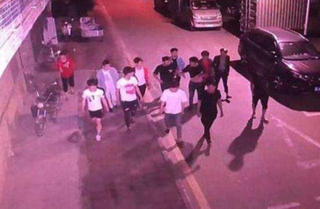 男子吃夜宵，3个人上来就砍，对不起，砍错了！后来怎样？