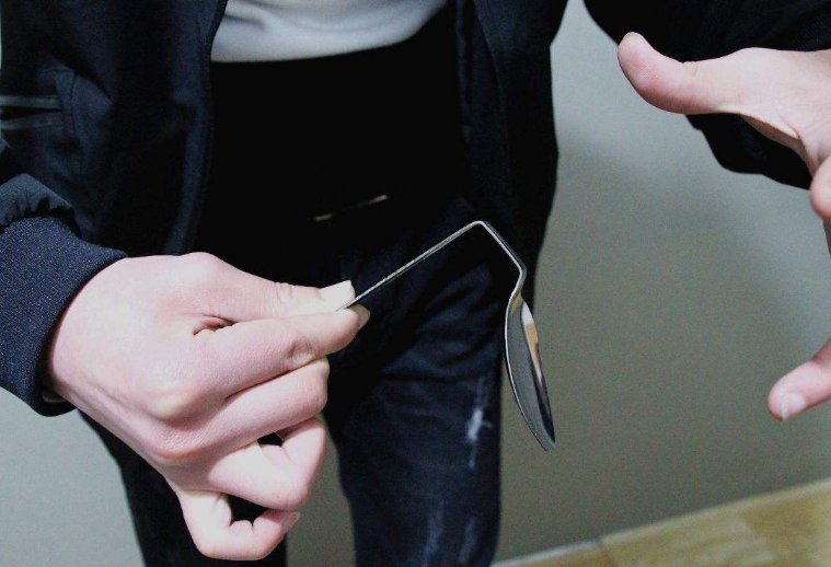 魔术中,用手可以把勺子弄弯的原理是什么?