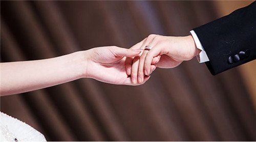 网传新娘家不给接亲，新娘的父亲作出了什么回应？