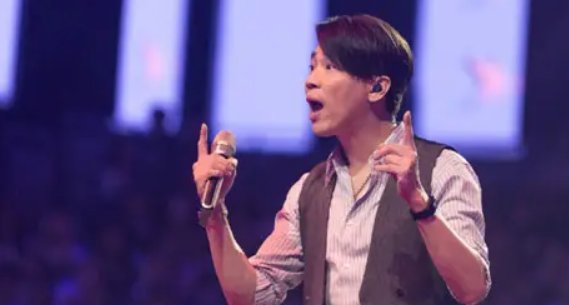 我们的故事歌曲原唱