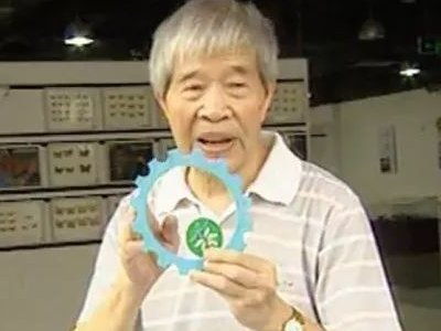 小时候玩过的一种画画玩具，一个带齿的大圈，在里面放不同的小圈，用笔就可以画出不同的图案。是什么玩具