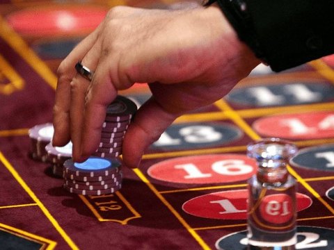 《春日》莫非在知道丈夫赌博后偷吃避孕药，赌博对家庭的伤害有多大？